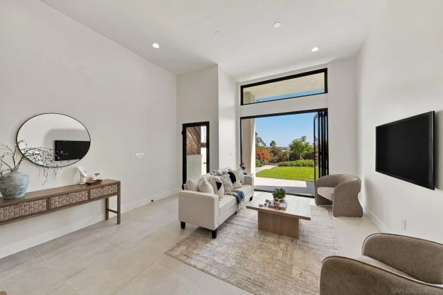 2522 Chalcedony St, San Diego, CA 92109