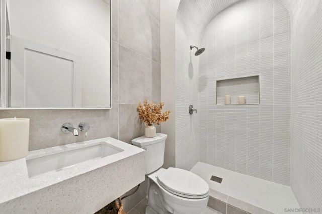 2522 Chalcedony St, San Diego, CA 92109