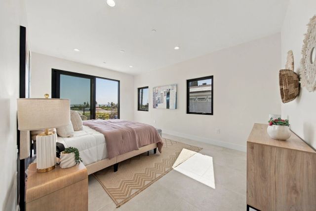 2522 Chalcedony St, San Diego, CA 92109
