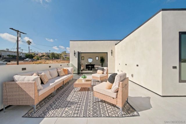 2522 Chalcedony St, San Diego, CA 92109