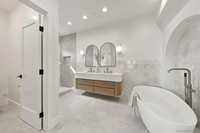 2522 Chalcedony St, San Diego, CA 92109