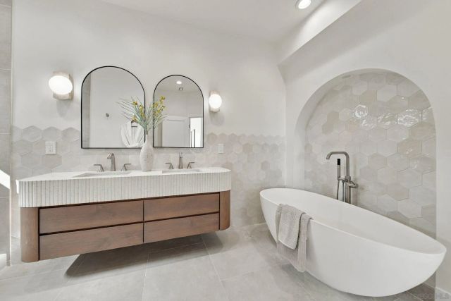 2522 Chalcedony St, San Diego, CA 92109