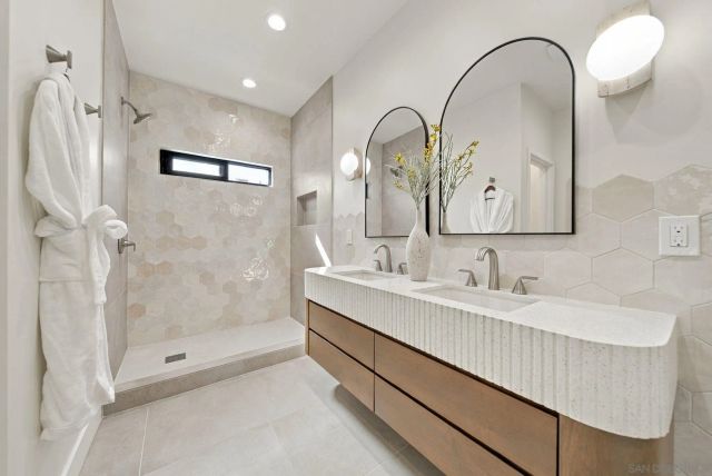 2522 Chalcedony St, San Diego, CA 92109