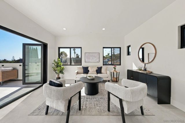 2522 Chalcedony St, San Diego, CA 92109