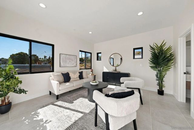 2522 Chalcedony St, San Diego, CA 92109