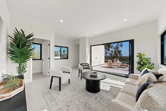 2522 Chalcedony St, San Diego, CA 92109