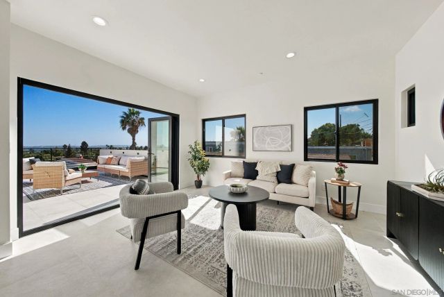 2522 Chalcedony St, San Diego, CA 92109