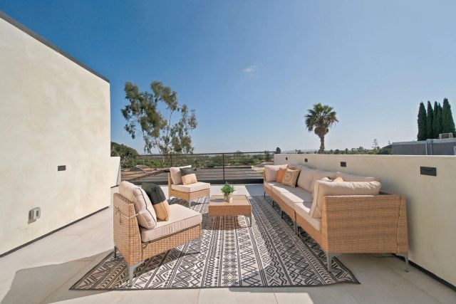 2522 Chalcedony St, San Diego, CA 92109