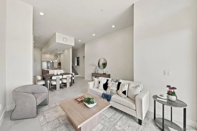 2522 Chalcedony St, San Diego, CA 92109