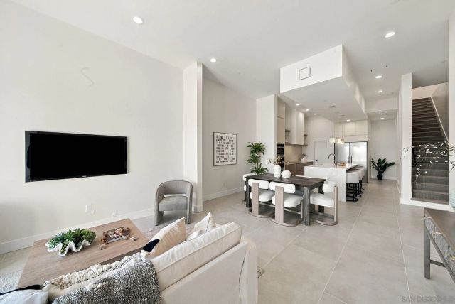 2522 Chalcedony St, San Diego, CA 92109