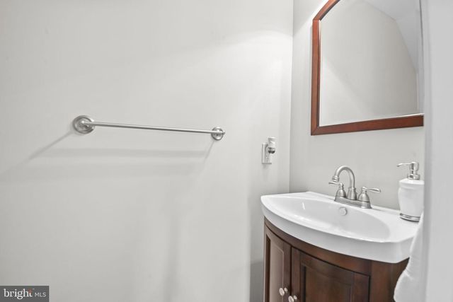 7 BEVERLY CT, Robbinsville, NJ 08691