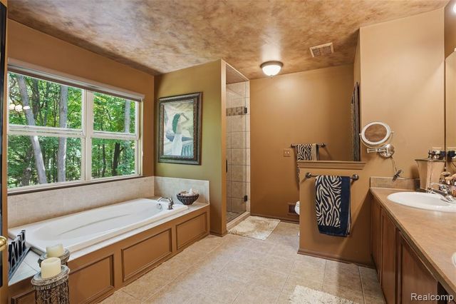 2790 Pine Bluffs Ct., Highland, MI 48357