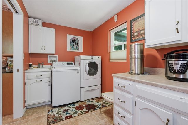 225 Woodcroft Rd, Economy, PA 15005