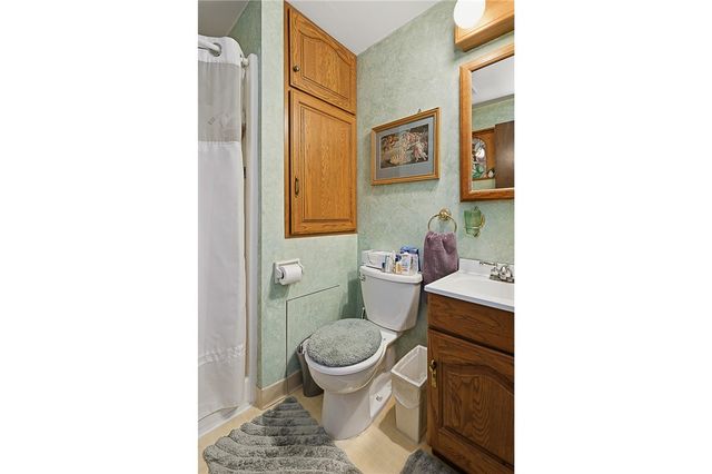 225 Woodcroft Rd, Economy, PA 15005