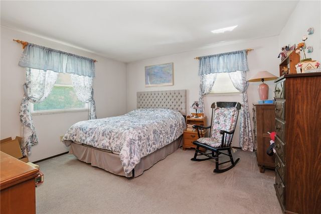 225 Woodcroft Rd, Economy, PA 15005