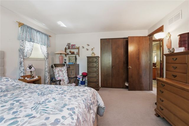 225 Woodcroft Rd, Economy, PA 15005