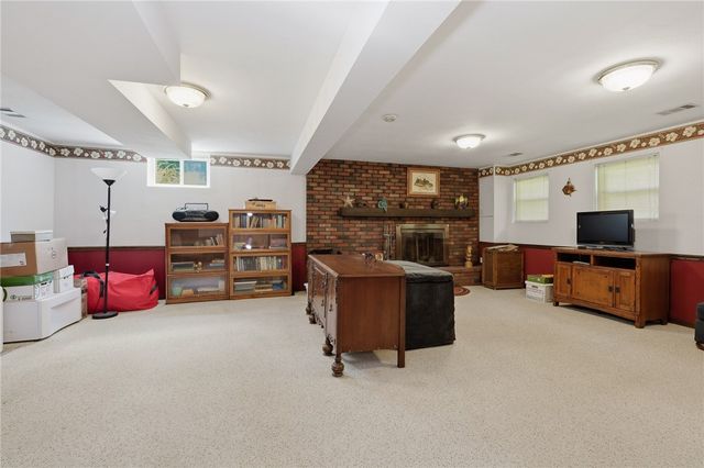 225 Woodcroft Rd, Economy, PA 15005