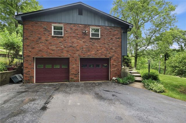 225 Woodcroft Rd, Economy, PA 15005