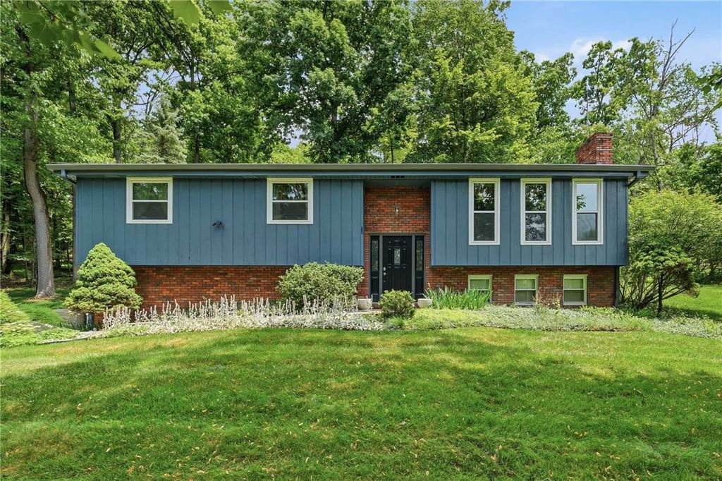 225 Woodcroft Rd, Economy, PA 15005