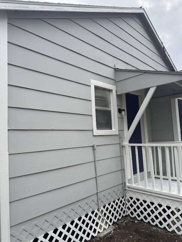 1004 Harlem Street, El Campo, TX 77437
