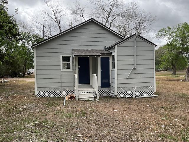 1004 Harlem Street, El Campo, TX 77437