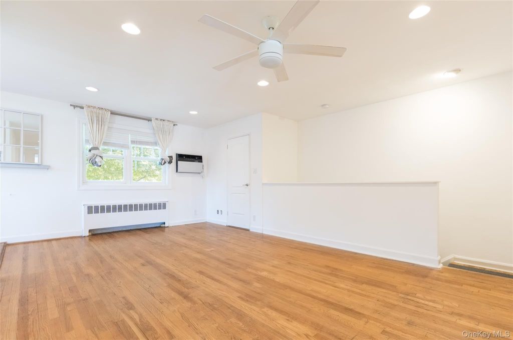 22630 Kingsbury Avenue B, Bayside, NY 11364 — photo 3