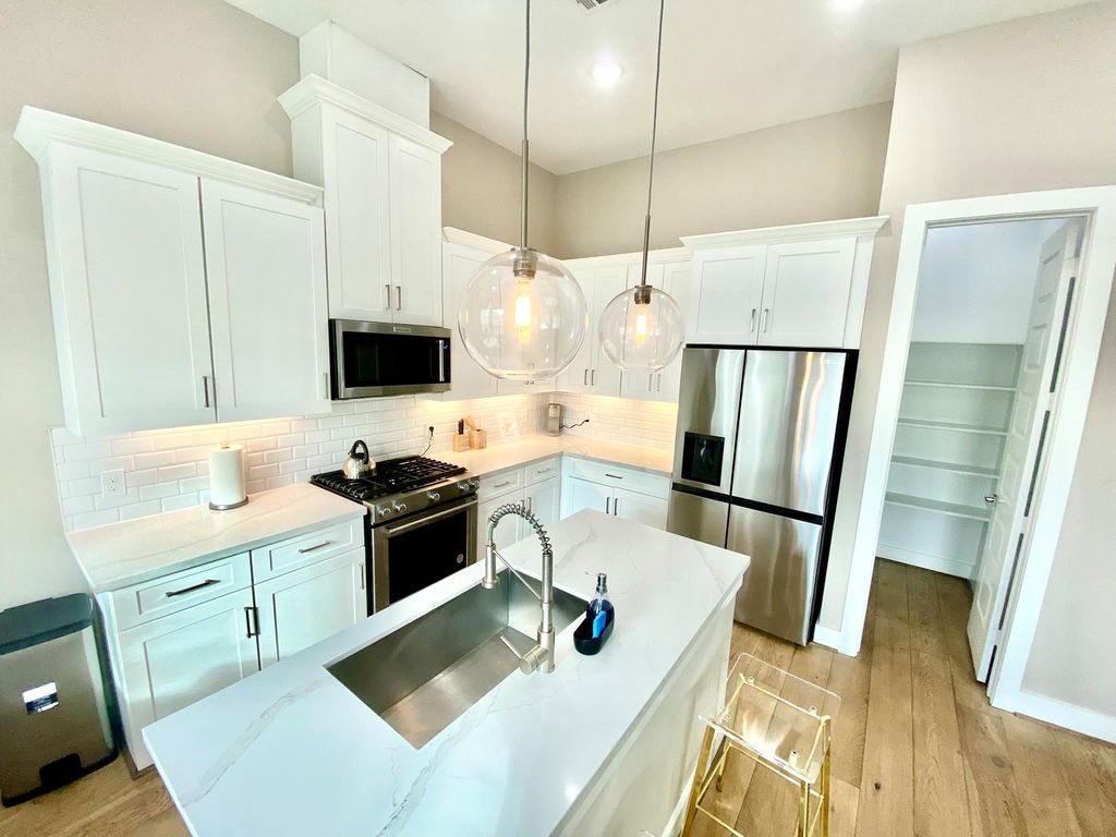 303 Queen Sude Lane, Houston, TX 77091