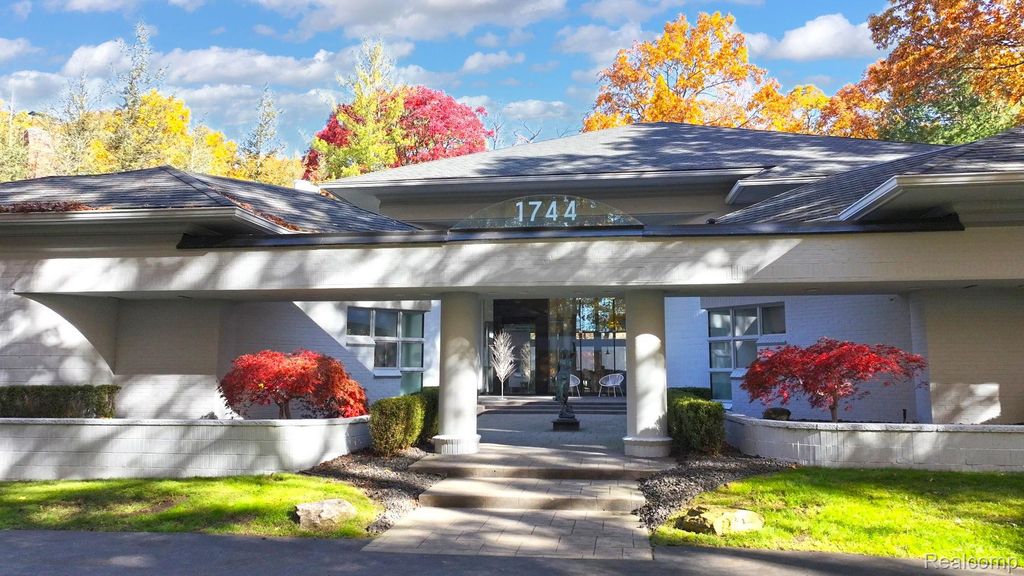1744 Heron Ridge Drive, Bloomfield Hills, MI 48302