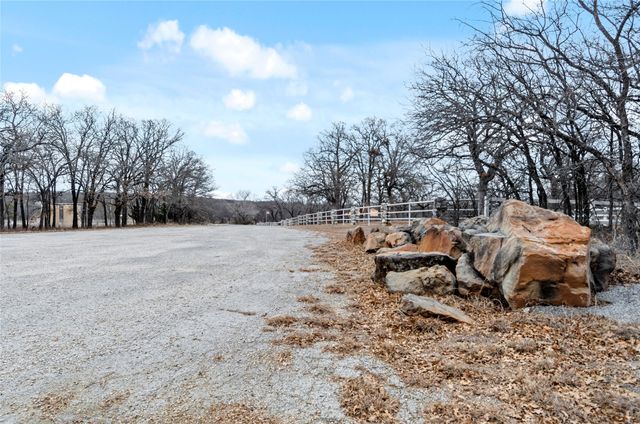 513 Palomino Court, Runaway Bay, TX 76426