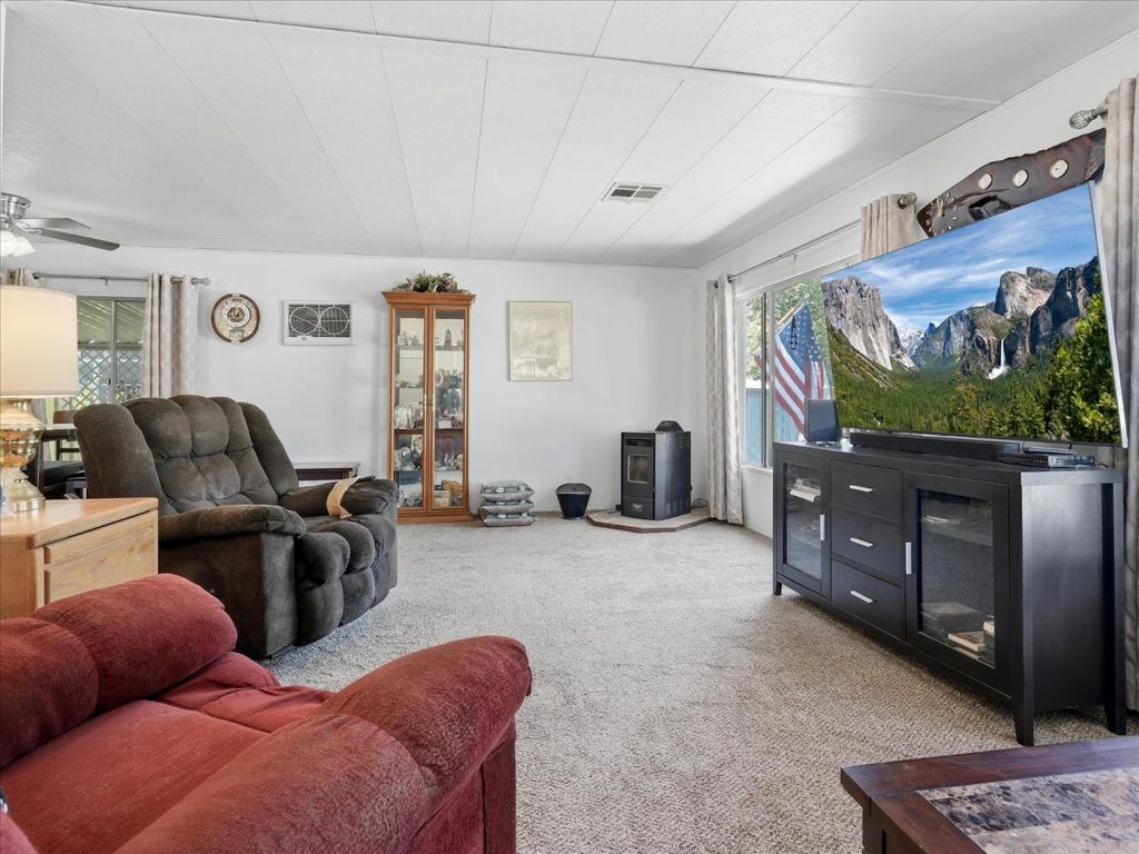 Image 10 of property listing at 39678 Rd 425b #16, Oakhurst, CA 93644
