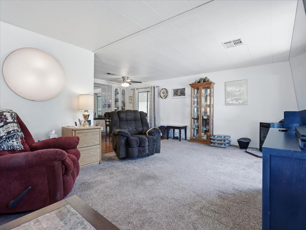 Image 11 of property listing at 39678 Rd 425b #16, Oakhurst, CA 93644