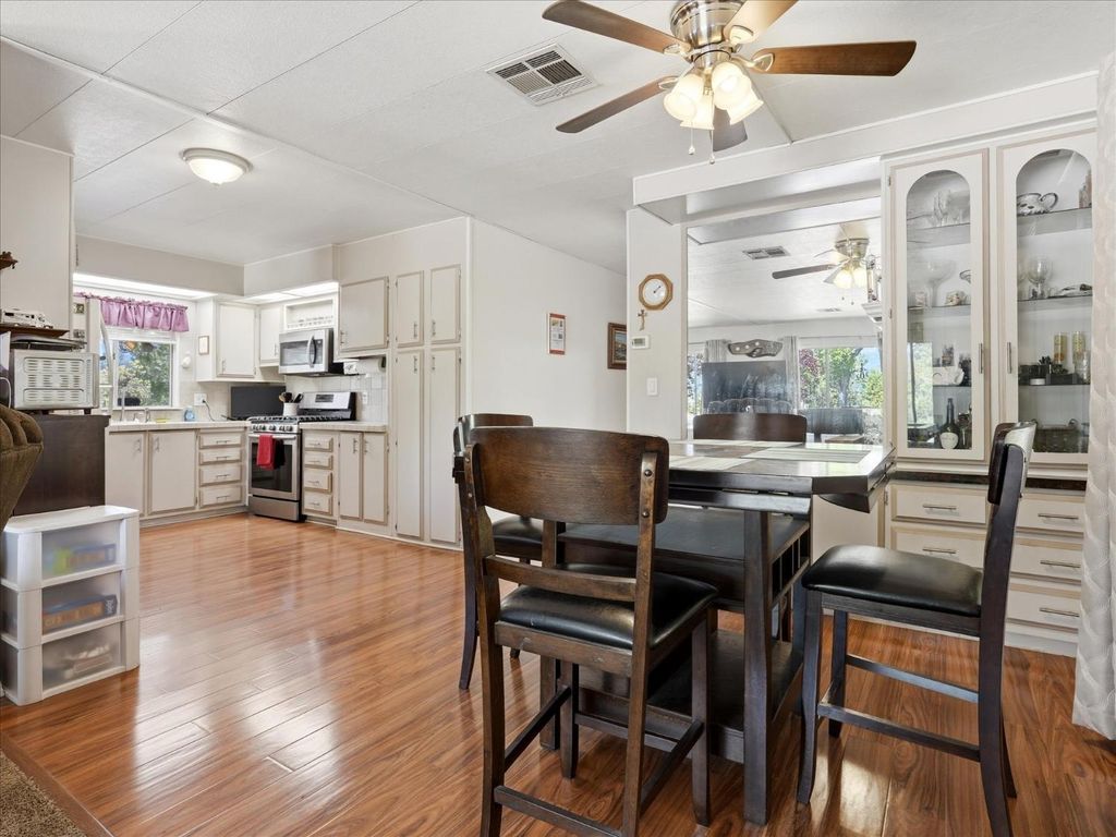 Image 13 of property listing at 39678 Rd 425b #16, Oakhurst, CA 93644