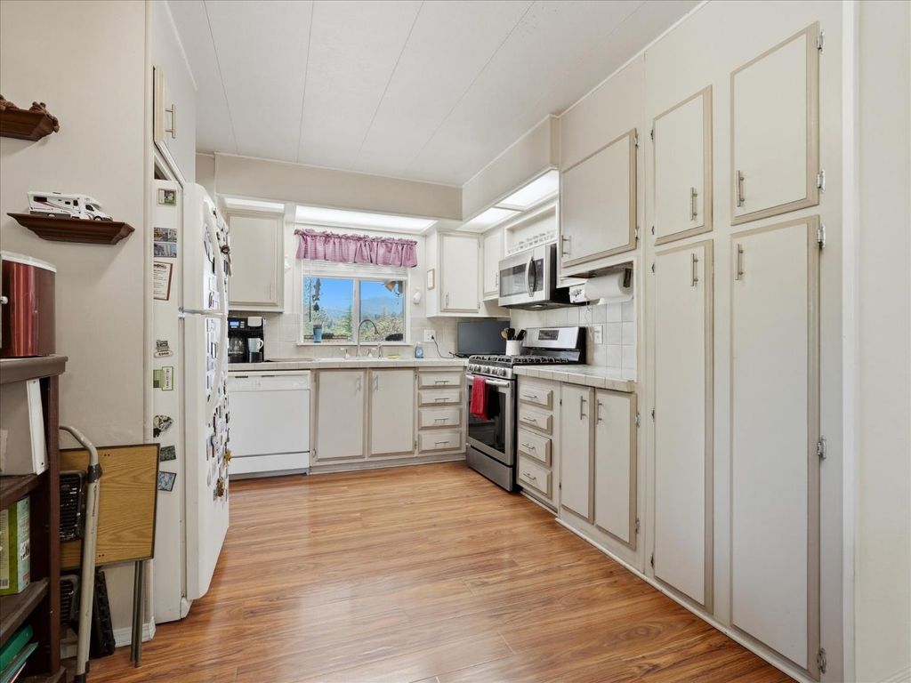 Image 15 of property listing at 39678 Rd 425b #16, Oakhurst, CA 93644