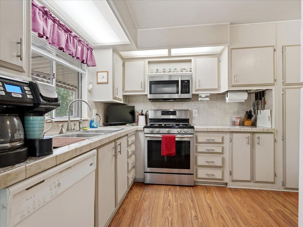Image 17 of property listing at 39678 Rd 425b #16, Oakhurst, CA 93644