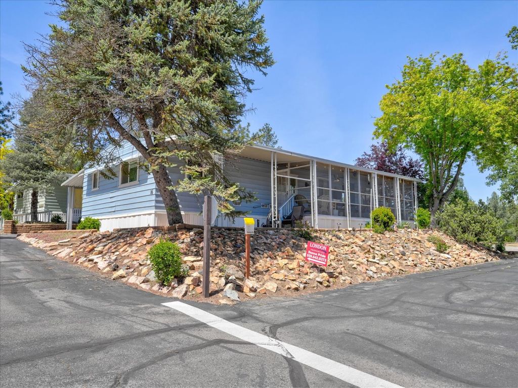 Image 2 of property listing at 39678 Rd 425b #16, Oakhurst, CA 93644