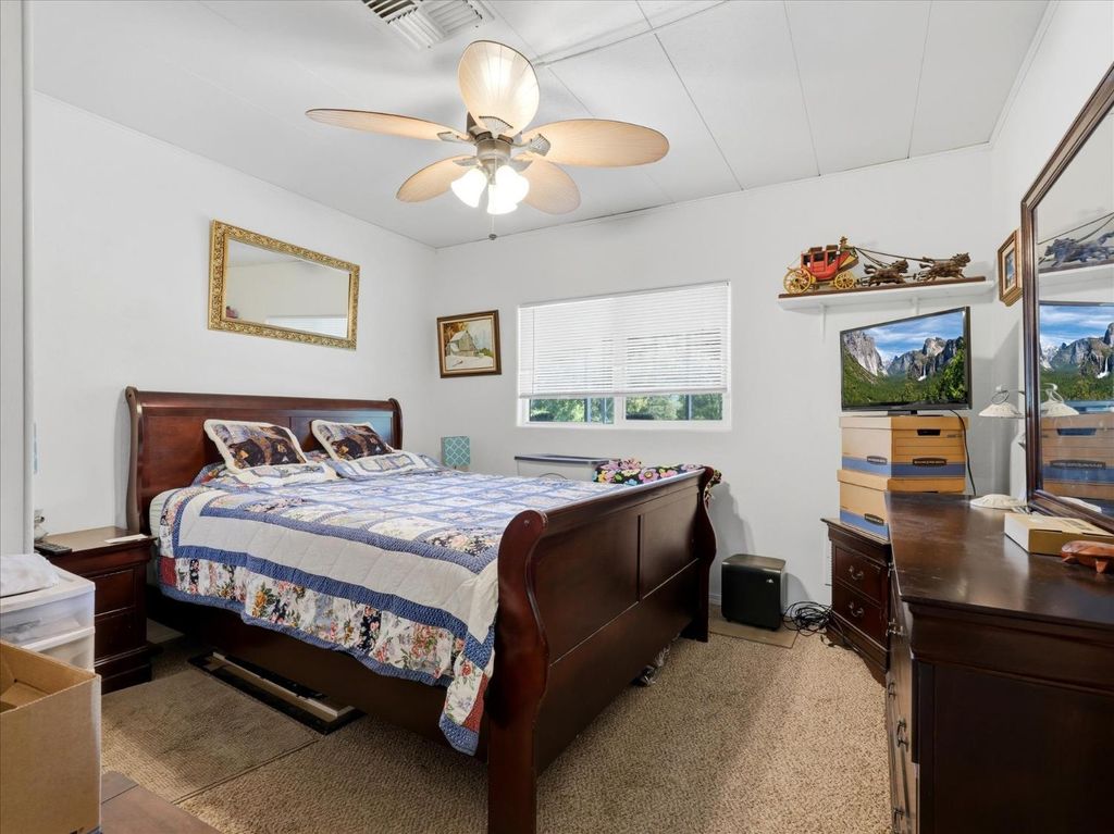 Image 20 of property listing at 39678 Rd 425b #16, Oakhurst, CA 93644