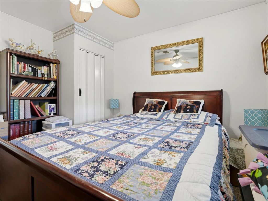 Image 21 of property listing at 39678 Rd 425b #16, Oakhurst, CA 93644