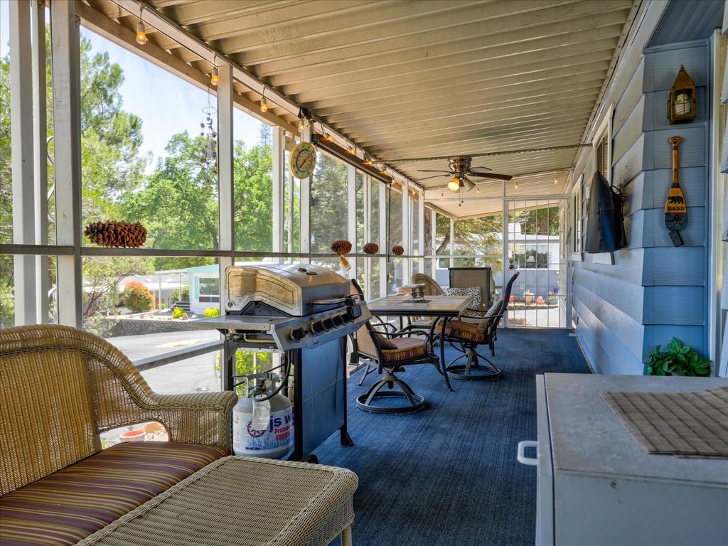 Image 7 of property listing at 39678 Rd 425b #16, Oakhurst, CA 93644