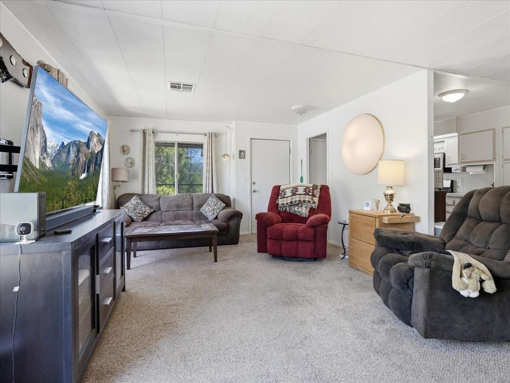 Image 8 of property listing at 39678 Rd 425b #16, Oakhurst, CA 93644