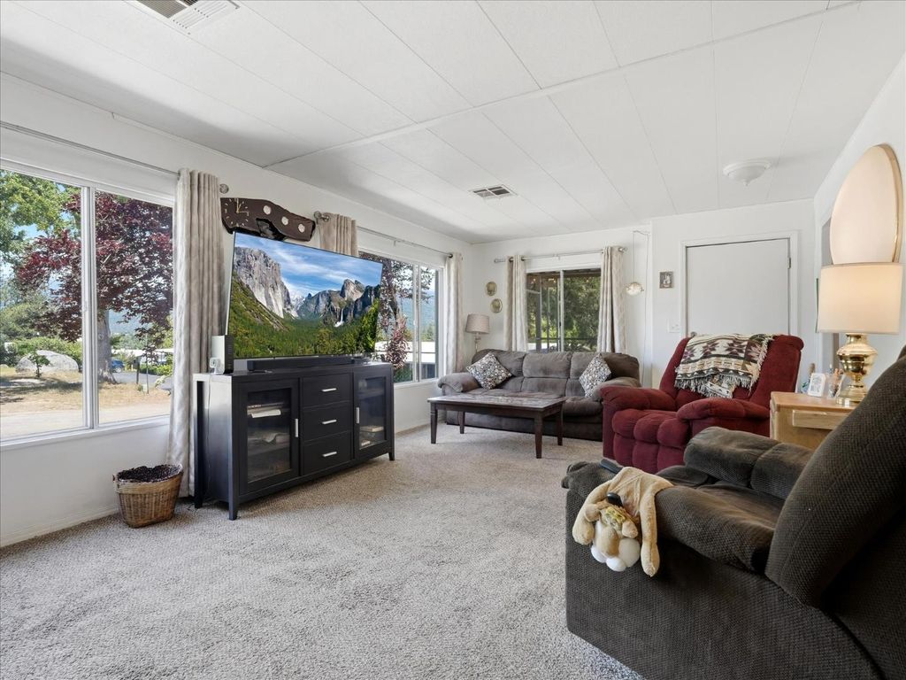 Image 9 of property listing at 39678 Rd 425b #16, Oakhurst, CA 93644