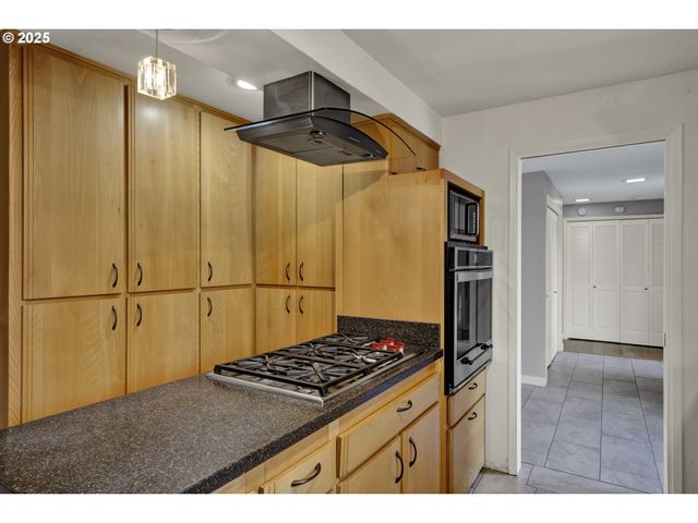 2140 TABOR St, Eugene, OR 97401