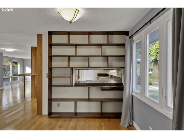 2140 TABOR St, Eugene, OR 97401