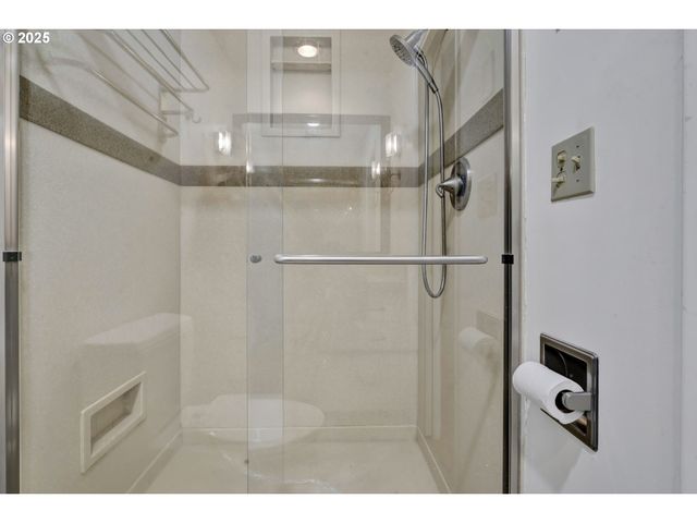 2140 TABOR St, Eugene, OR 97401