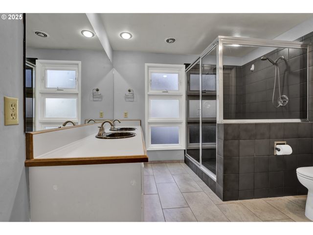 2140 TABOR St, Eugene, OR 97401