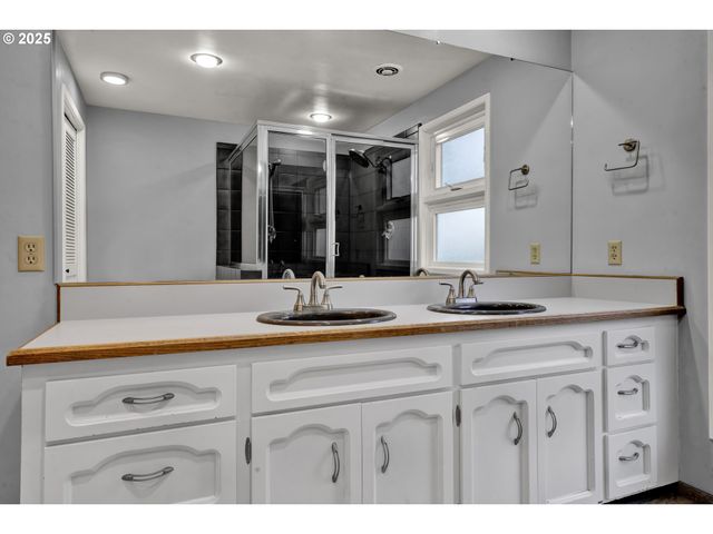 2140 TABOR St, Eugene, OR 97401