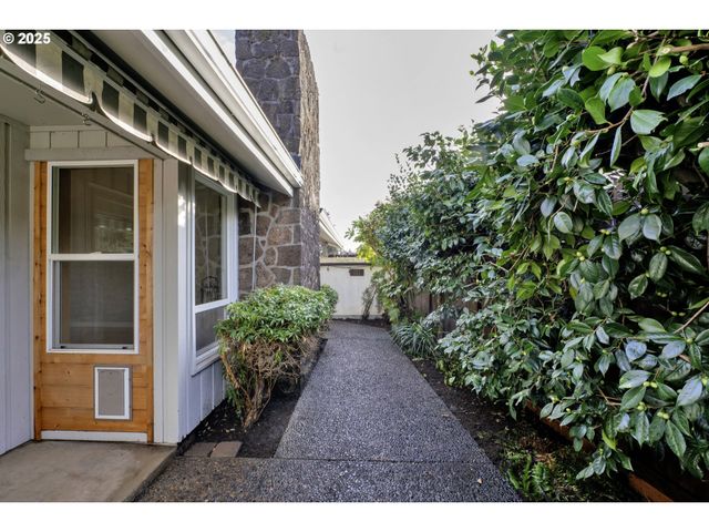 2140 TABOR St, Eugene, OR 97401