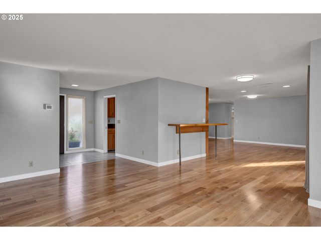 2140 TABOR St, Eugene, OR 97401