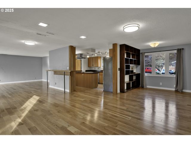 2140 TABOR St, Eugene, OR 97401