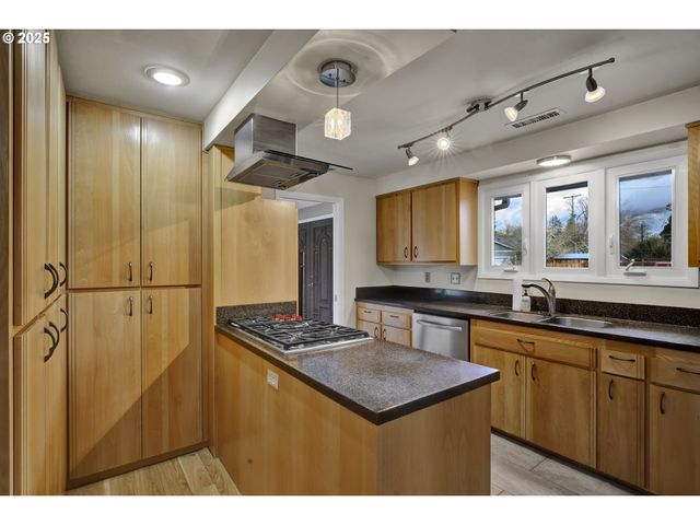 2140 TABOR St, Eugene, OR 97401