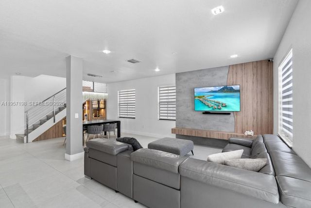 10023 NW 89th Ter, Doral, FL 33178